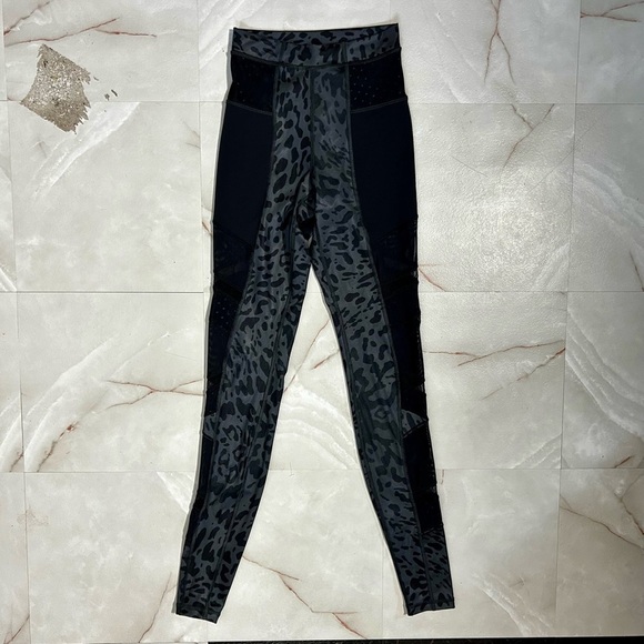 Lululemon Just Breathe Animal Print Leggings Mesh Size 4 Gray Black - Picture 3 of 6